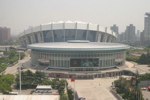 上海体育馆大楼外墙玻璃清洗
