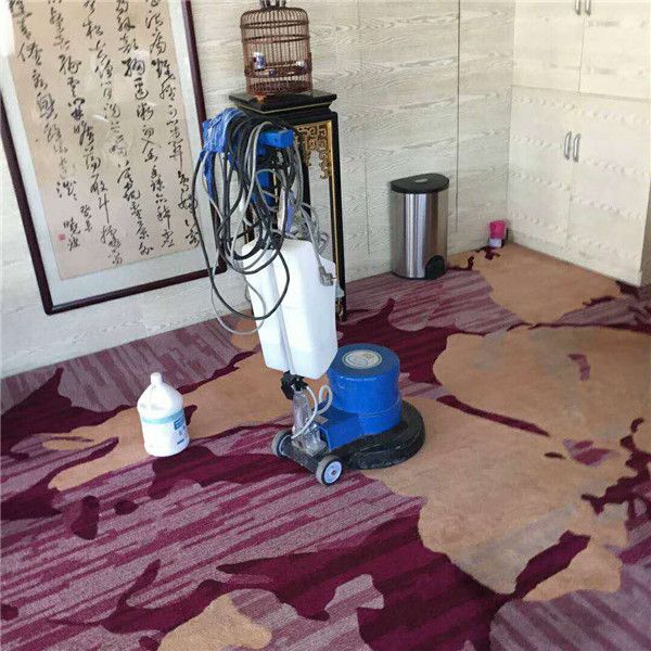 床边铺地毯有必要清洗吗傻傻不知道听了上海鹏发保洁公司的话终于明白了