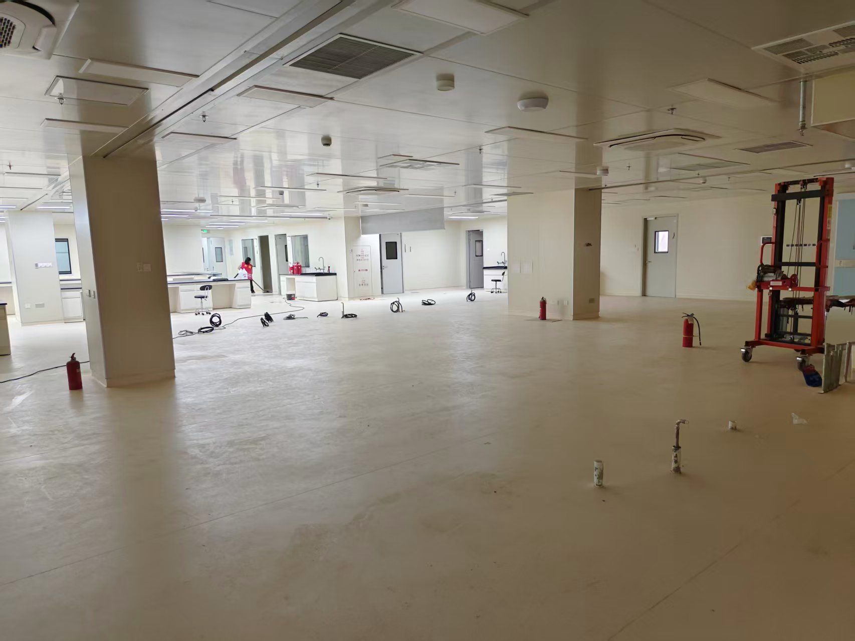 ××市第二人民医院PVC塑胶地面清洗打蜡服务案例