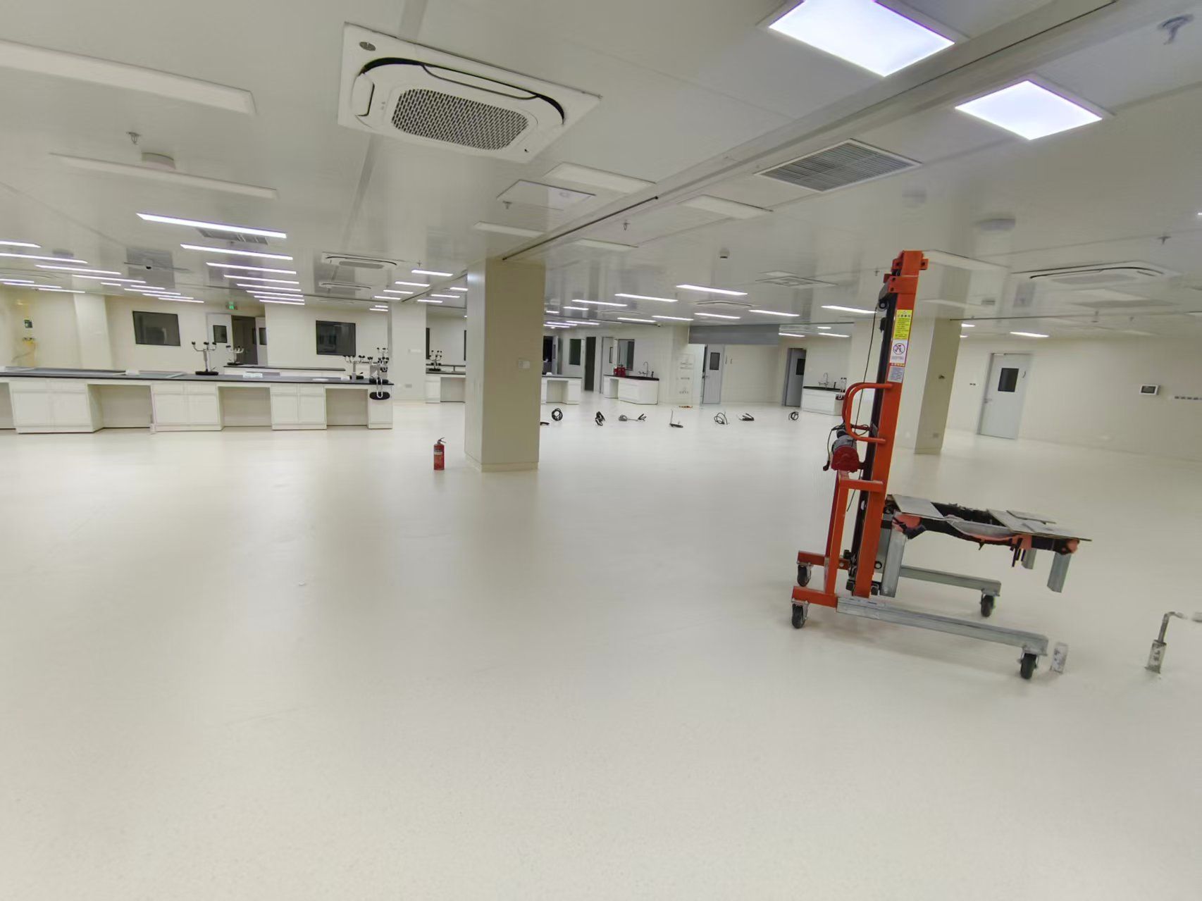 ××市第二人民医院PVC塑胶地面清洗打蜡服务案例