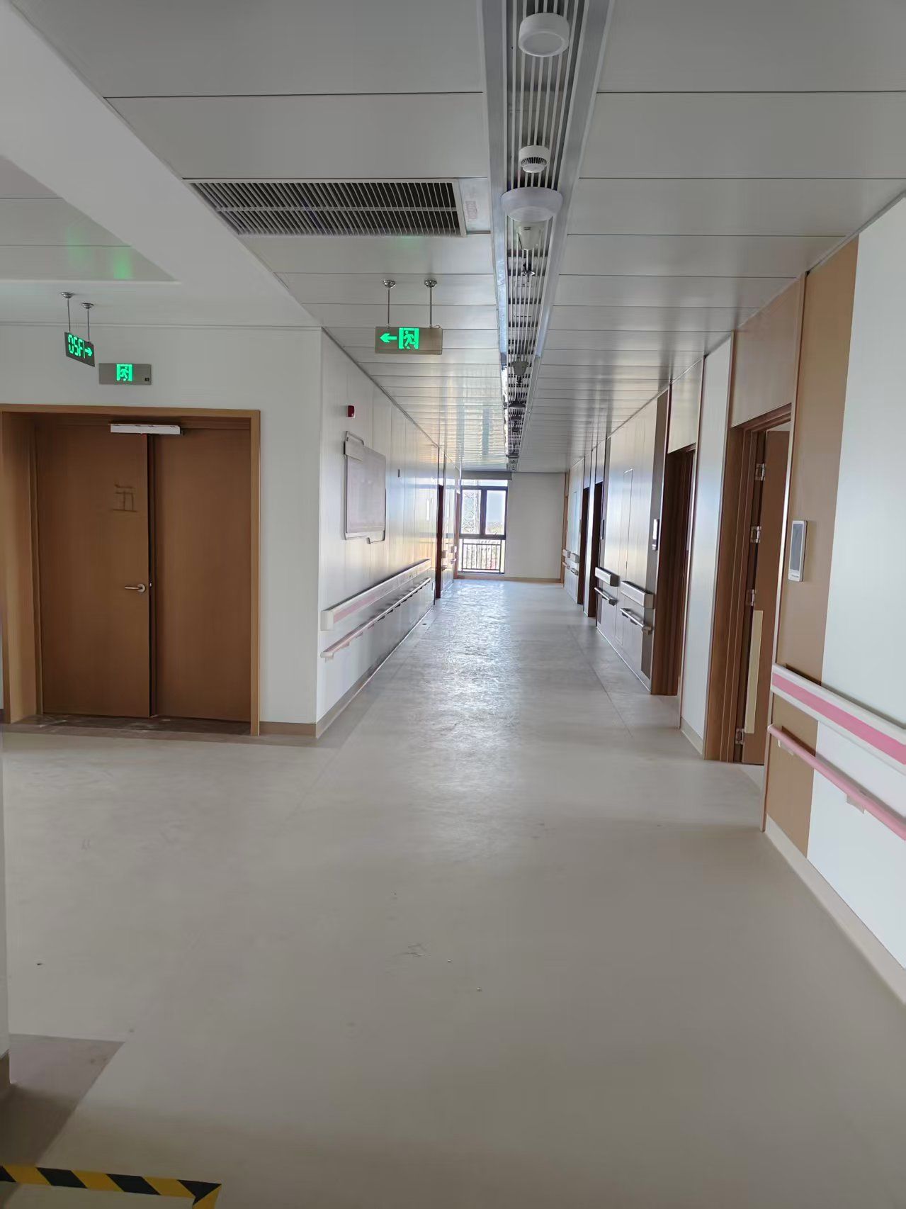 ××市第二人民医院PVC塑胶地面清洗打蜡服务案例