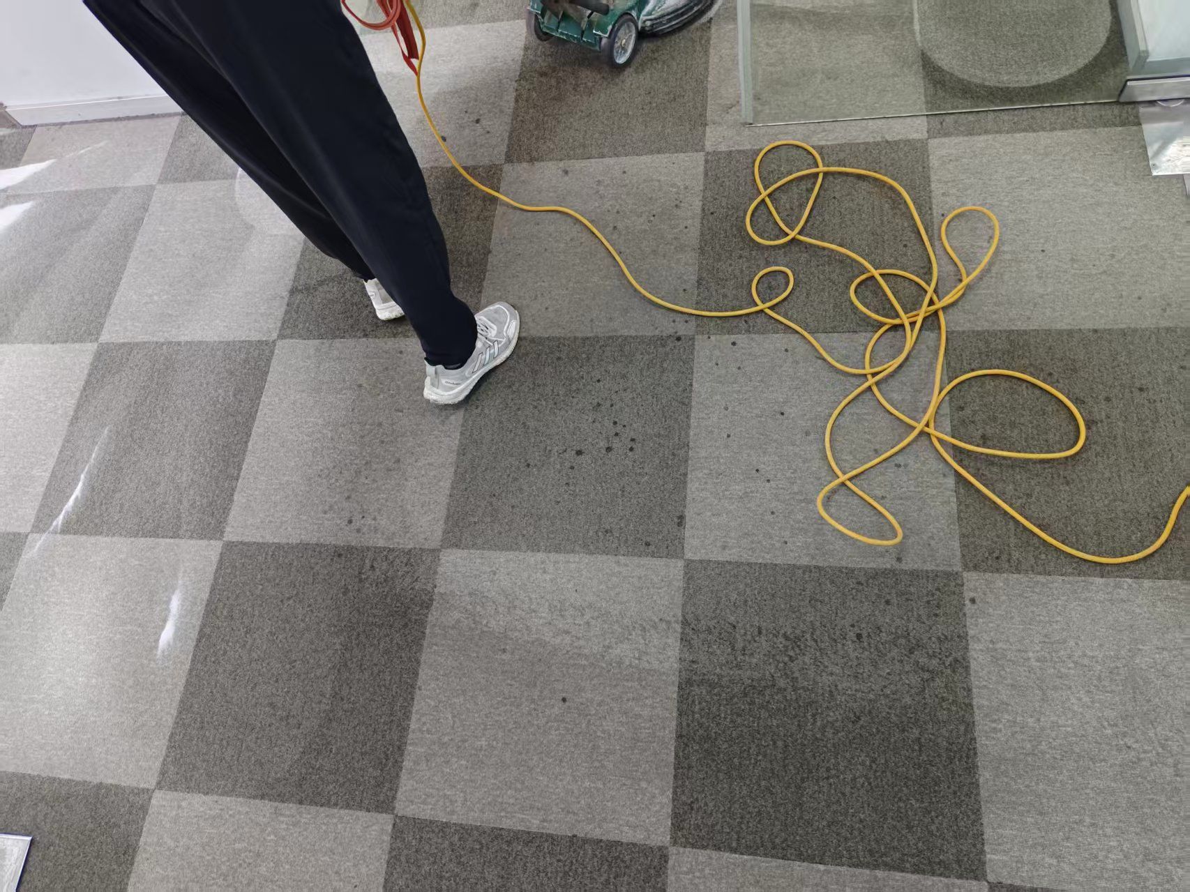 上海普陀区某科技广场退租办公室地毯清洗专项服务案例